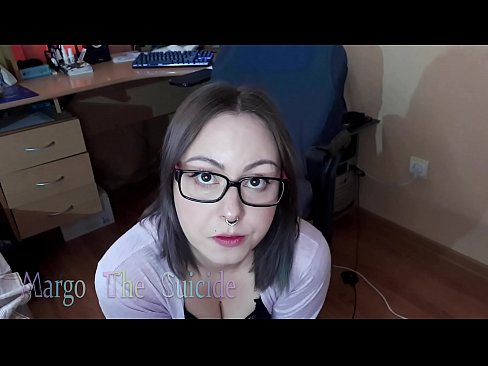 ❤️ 眼鏡をかけたセクシーな少女がカメラに向かってディルドを深くしゃぶる ❌ ロシアポルノ ❌️