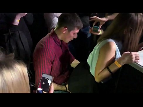 ❤️ ロシアのナイトクラブでリアルセックス。18歳のロシア人少女がナイトクラブで肛門と膣を犯される ❌ ロシアポルノ ❌️